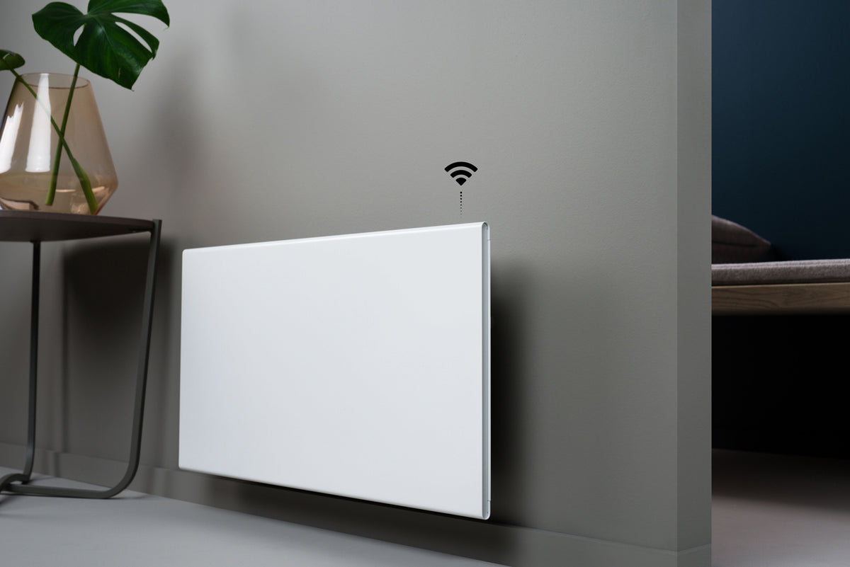Adax Neo Wifi H 08 KWT 800W lämmitin pistotulpalla seinälle asennettuna